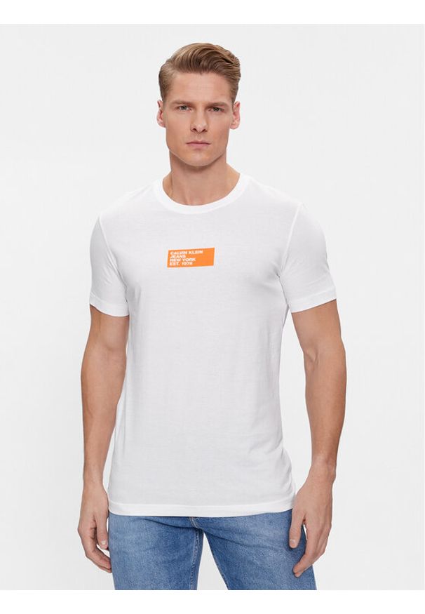 Calvin Klein Jeans T-Shirt Small Center Box J30J324027 Biały Regular Fit. Kolor: biały. Materiał: bawełna