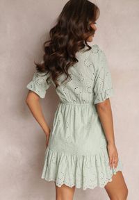 Renee - Zielona Ażurowa Sukienka Mini z Gumką w Taliii Falbankami Rakki. Typ kołnierza: kołnierz z falbankami. Kolor: zielony. Materiał: bawełna, wiskoza. Wzór: ażurowy. Długość: mini