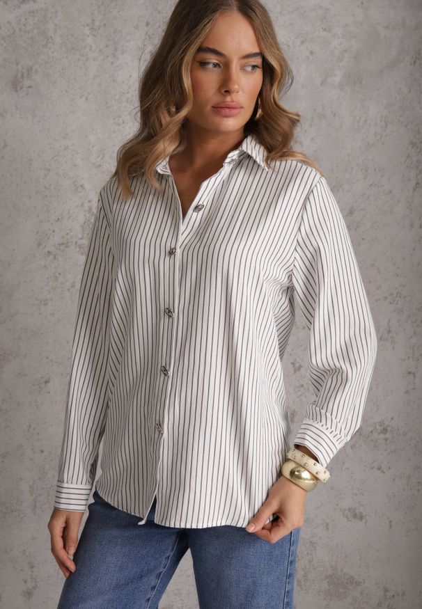 Renee - Biała Koszula z Bawełną w Prążki ze Zdobionymi Guzikami Mirasea. Kolor: biały. Materiał: bawełna. Wzór: prążki, aplikacja. Styl: elegancki