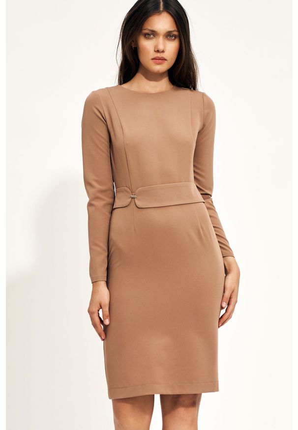 Nife - Biznesowa Sukienka z Ozdobnym Pasem w Talii - Karmelowa. Okazja: na spotkanie biznesowe. Materiał: wiskoza, elastan, poliester. Styl: biznesowy
