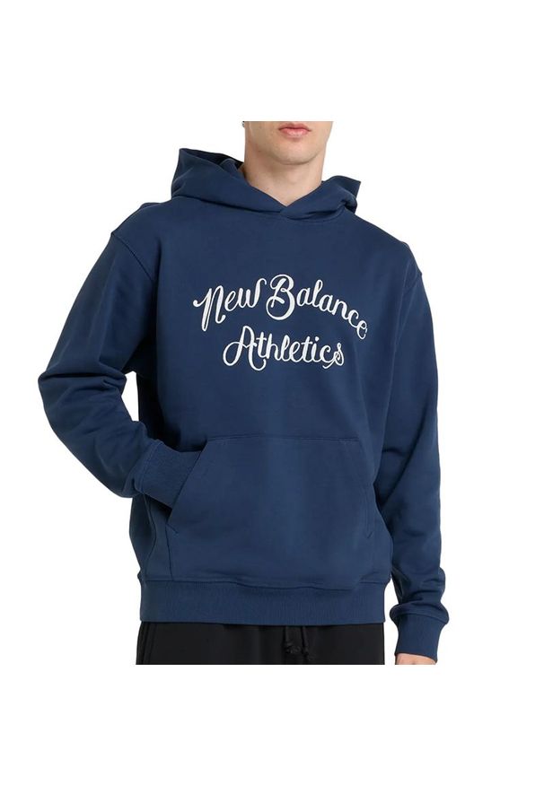 Bluza męska New Balance MT51935NNY - granatowa. Kolor: niebieski. Materiał: bawełna, dresówka, materiał. Wzór: napisy, aplikacja. Styl: klasyczny