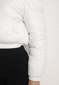 Born2be - Biała Kurtka Pikowana o Krótkim Fasonie z Kapturem Tinthella. Okazja: na spacer, na co dzień. Typ kołnierza: kaptur. Kolor: biały. Materiał: jeans. Długość: krótkie. Wzór: aplikacja. Styl: elegancki, casual #5