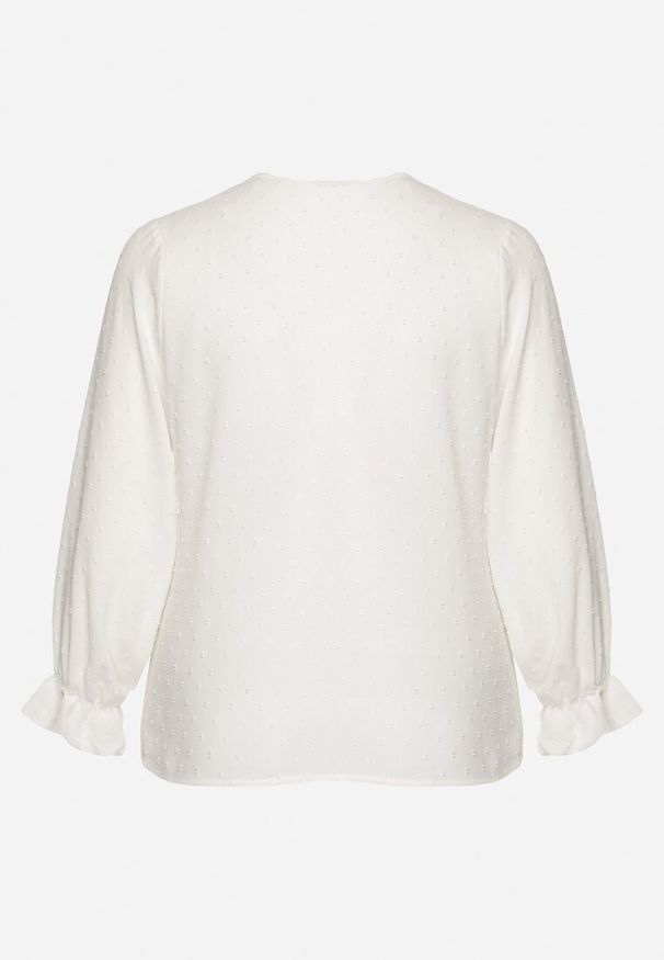 Born2be - Biała Bluzka w Stylu Retro z Falbankami i Kołnierzykiem z Wiązaniem Abelivia. Okazja: na co dzień. Typ kołnierza: kołnierz z falbankami. Kolekcja: plus size. Kolor: biały. Materiał: jeans. Długość rękawa: długi rękaw. Długość: długie. Styl: retro