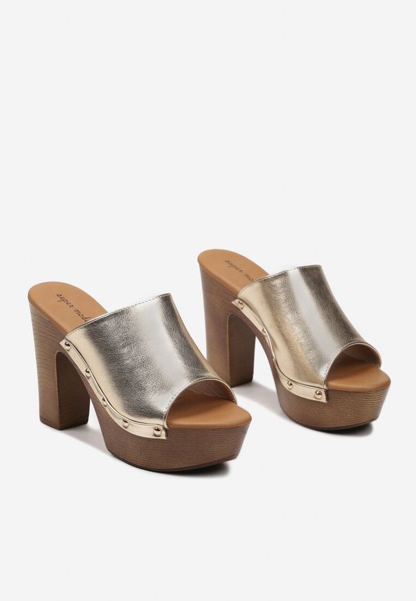 Renee - Złote Klapki na Platformie z Ozdobnymi Nitami i Szerokim Paskiem Bice. Kolor: złoty. Materiał: skóra ekologiczna. Sezon: wiosna, lato. Obcas: na platformie