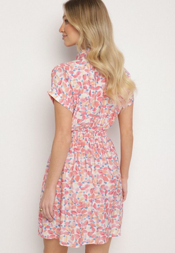 Born2be - Różowa Taliowana Sukienka z Wiskozą Ozdobiona Paskiem Deysene. Okazja: na co dzień, na imprezę. Kolor: różowy. Materiał: wiskoza. Wzór: aplikacja. Styl: elegancki, casual