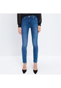 Mohito - Jeansy slim - Niebieski. Kolor: niebieski. Materiał: jeans #1