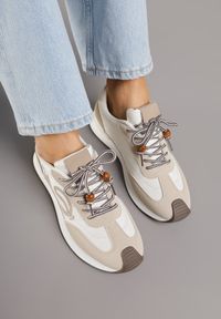 Renee - Beżowe Sneakersy Ozdobione Geometrycznym Motywem Phiaronei. Okazja: na co dzień. Kolor: beżowy. Materiał: jeans. Wzór: geometria, aplikacja #4