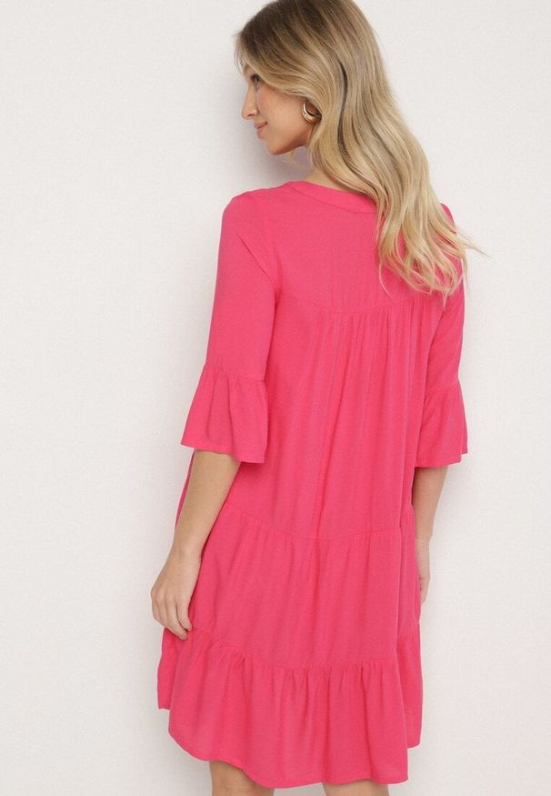 Born2be - Ciemnoróżowa Rozkloszowana Sukienka z Wiskozy z Falbanami Izleia. Okazja: na co dzień. Kolor: różowy. Materiał: wiskoza. Styl: elegancki, casual