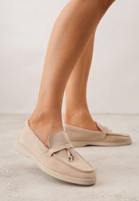 Renee - Ciemnobeżowe Mokasyny z Imitacji Zamszu Zdobione Zawieszką i Przeszyciem Aezoris. Okazja: na co dzień. Kolor: beżowy. Materiał: zamsz. Wzór: aplikacja. Styl: casual, elegancki #4