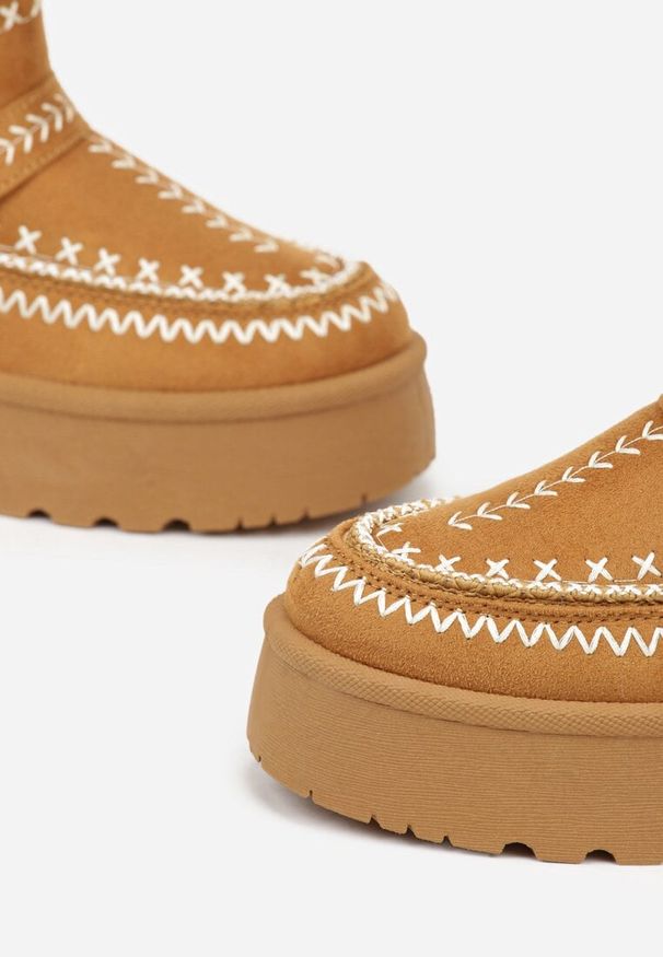 Renee - Jasnobrązowe Śniegowce na Platformie z Futerkiem i Haftowanym Wzorem Celatusa. Okazja: na co dzień. Kolor: brązowy. Materiał: futro. Wzór: haft. Sezon: zima. Obcas: na platformie. Styl: casual
