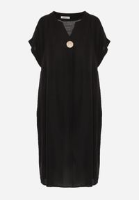 Renee - Czarna Sukienka o Pudełkowym Kroju z Lnem i Wiskozą Zdobiona Guzikiem Mezynore. Kolekcja: plus size. Kolor: czarny. Materiał: wiskoza, len. Wzór: aplikacja. Typ sukienki: dla puszystych. Styl: boho, wakacyjny #2