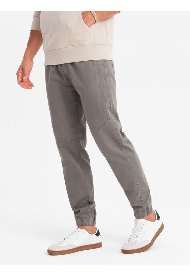 Ombre Clothing - Męskie spodnie dzianinowe joggery z ozdobną plisą – grafitowe V4 OM-PAJO-0202 - XXL. Okazja: na co dzień. Kolor: szary. Materiał: dzianina. Długość: długie. Wzór: aplikacja, jednolity. Styl: casual