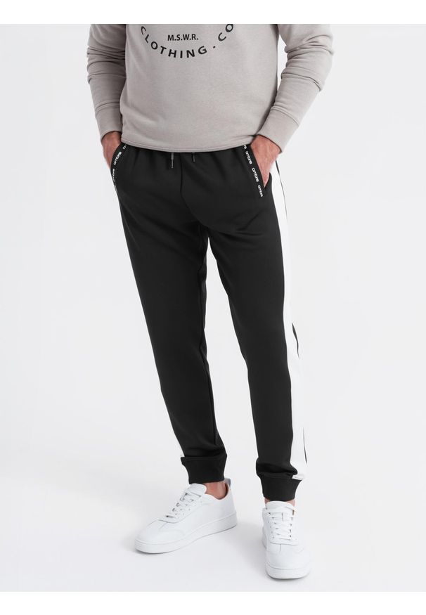 Ombre Clothing - Dresowe męskie spodnie joggery z kontrastowymi lampasami – czarne V1. Kolor: czarny. Materiał: dresówka. Wzór: aplikacja. Styl: sportowy, retro