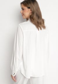 Born2be - Biała Koszula z Wiskozą i Ozdobnymi Pagonami Beliven. Okazja: na co dzień. Kolor: biały. Materiał: wiskoza. Styl: elegancki, casual #4