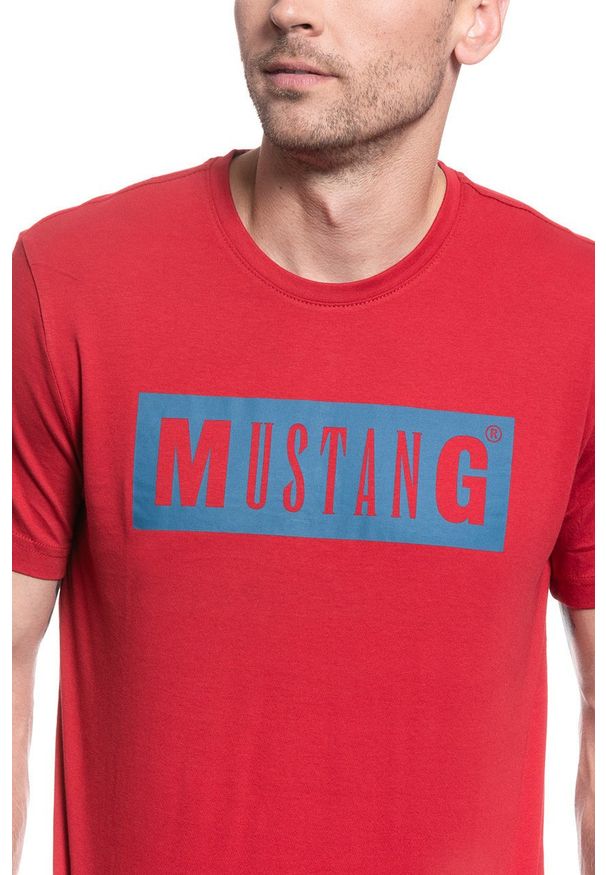 Mustang - MUSTANG Alex C LOGO Tee 1009738 7189. Okazja: na co dzień, na imprezę. Materiał: bawełna, jeans, materiał, tkanina. Długość rękawa: krótki rękaw. Długość: krótkie. Wzór: nadruk. Styl: klasyczny, casual