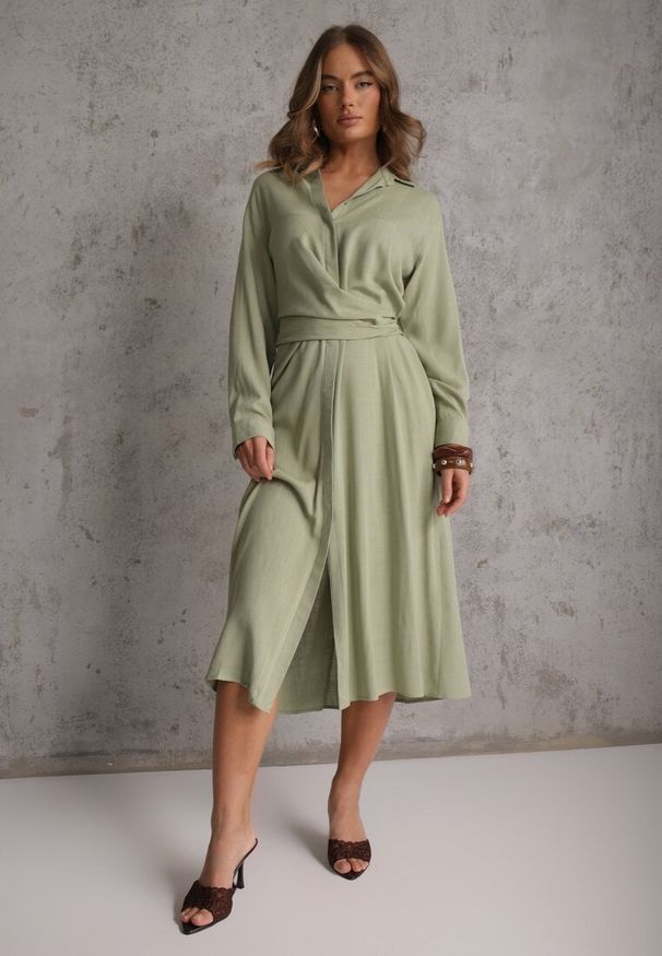Renee - Zielona Koszulowa Sukienka z Wiskozy z Asymetrycznym Drapowaniem i Guzikiem Hetasa. Okazja: na co dzień. Kolor: zielony. Materiał: wiskoza. Długość rękawa: długi rękaw. Typ sukienki: asymetryczne, koszulowe. Styl: casual, elegancki