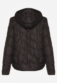 Renee - Czarna Kurtka Przejściowa z Kapturem w Oryginalne Pikowane Przeszycia Arivitta. Okazja: na spacer. Typ kołnierza: kaptur. Kolor: czarny. Materiał: poliester, jeans #5