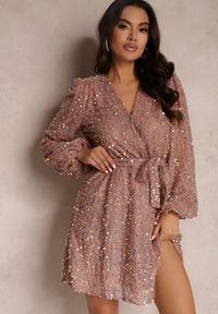 Renee - Różowa Sukienka Cekinowa z Kopertowym Dekoltem Voodek. Typ kołnierza: dekolt kopertowy. Kolor: różowy. Materiał: jeans. Typ sukienki: kopertowe. Styl: elegancki