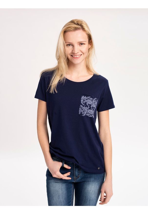 Volcano - t-shirt z kieszonką T-MERIL. Okazja: na co dzień. Kolor: niebieski. Materiał: materiał, bawełna, guma. Długość rękawa: krótki rękaw. Długość: krótkie. Wzór: kwiaty. Styl: casual