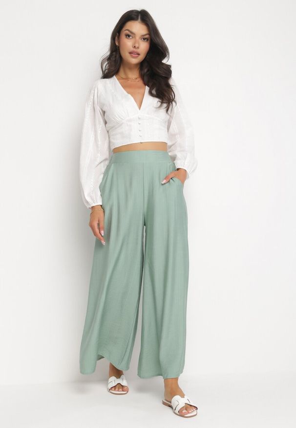 Born2be - Zielone Szerokie Spodnie z Gumką w Pasie i Kieszeniami przy Biodrach Boulia. Kolor: zielony