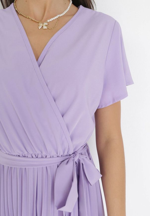 Born2be - Fioletowa Elegancka Sukienka Maxi w Plisy z Kopertowym Dekoltem i Wiązaniem Thessi. Kolor: fioletowy. Sezon: lato. Typ sukienki: kopertowe. Styl: elegancki. Długość: maxi
