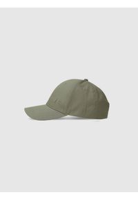 4f - Czapka z daszkiem strapback uniseks - khaki. Kolor: oliwkowy, brązowy, wielokolorowy. Materiał: bawełna, materiał. Sezon: lato. Styl: sportowy