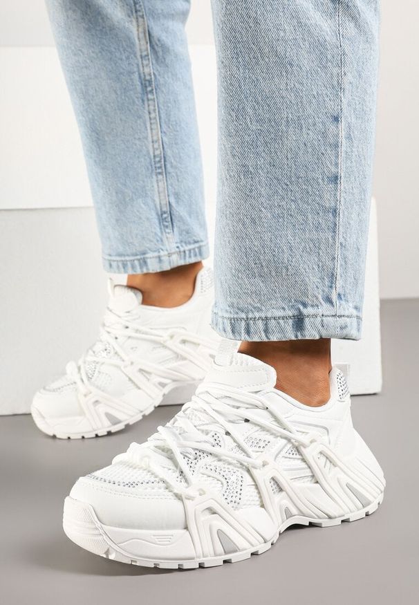 Renee - Białe Sneakersy na Platformie z Cyrkoniami i Geometrycznym Wzorem Lavivione. Okazja: na co dzień. Kolor: biały. Materiał: jeans. Wzór: geometria. Obcas: na platformie