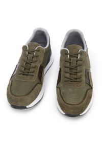 Wittchen - Męskie sneakersy zamszowe z elastycznymi wstawkami zielone. Okazja: na co dzień. Nosek buta: okrągły. Kolor: zielony. Materiał: zamsz, skóra. Sport: turystyka piesza