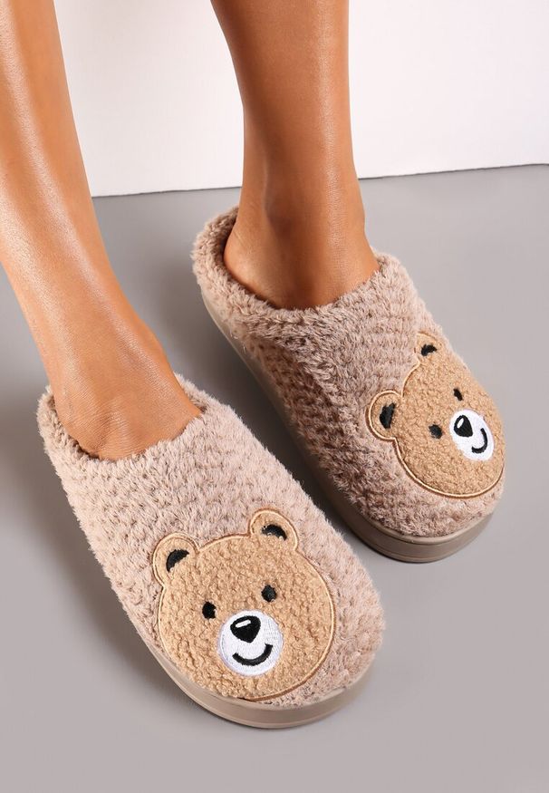 Renee - Ciemnobeżowe Ocieplone Kapcie z Naszywką w Kształcie Uroczego Misia Garana. Okazja: na co dzień, do domu. Kolor: beżowy. Wzór: aplikacja. Sezon: zima, jesień. Obcas: na obcasie. Styl: casual. Wysokość obcasa: niski