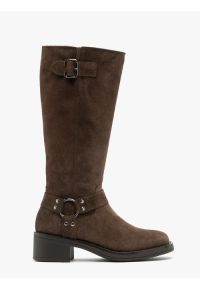 Ryłko - Brązowe kozaki biker boots ze skóry welurowej. Zapięcie: zamek. Kolor: brązowy. Materiał: welur, skóra. Szerokość cholewki: normalna. Obcas: na obcasie. Styl: street. Wysokość obcasa: średni