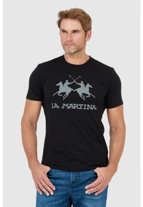 La Martina - LA MARTINA Czarny t-shirt męski z szarym logo, Rozmiar XL. Kolor: czarny. Materiał: prążkowany, jersey. Wzór: nadruk