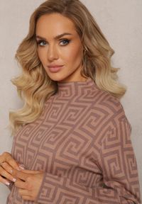 Renee - Ciemnobeżowy Sweterkowy Półgolf z Dzianiny o Geometrycznym Motywie i Dodatkowymi Zamkami Vulla. Kolor: beżowy. Materiał: dzianina. Wzór: geometria