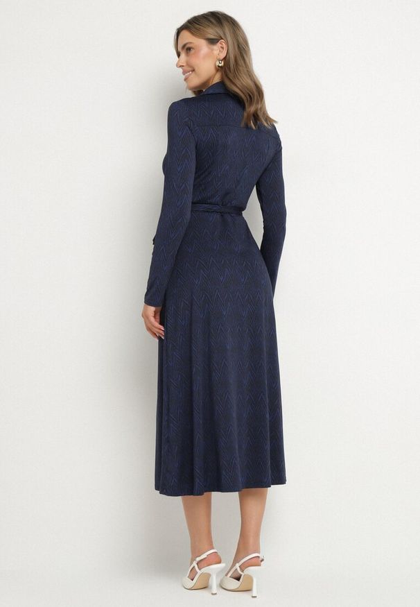 Born2be - Granatowa Rozkloszowana Sukienka Koszulowa z Wiązanym Paskiem Cheresin. Kolor: niebieski. Materiał: materiał. Typ sukienki: koszulowe. Długość: midi