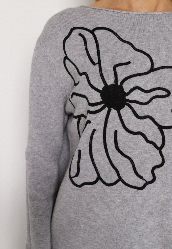 Born2be - Szary Sweter Ozdobiony Haftowanymi Kwiatami Halatusea. Okazja: na co dzień. Kolor: szary. Materiał: jeans. Wzór: kwiaty, aplikacja, haft. Styl: klasyczny, casual