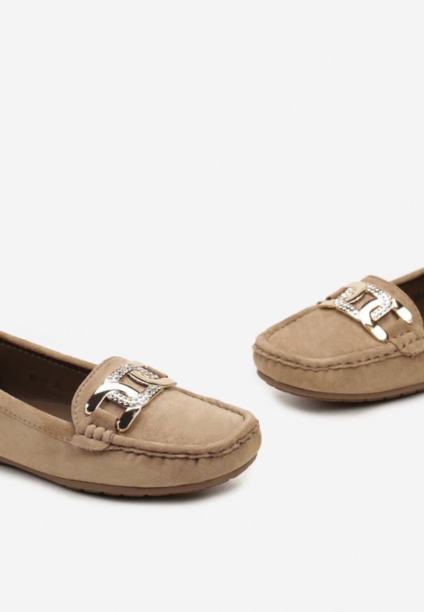 Born2be - Ciemnobeżowe Mokasyny z Imitacji Zamszu z Biżuteryjną Klamrą Rolani. Zapięcie: klamry. Kolor: beżowy. Materiał: zamsz