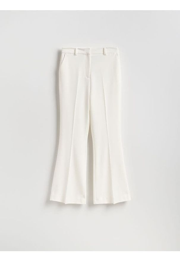 Reserved - Spodnie flare z kantem - biały. Kolor: biały. Materiał: tkanina, wiskoza