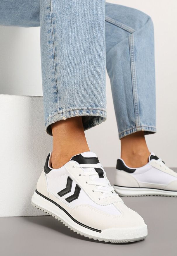 Born2be - Białe Sneakersy Ozdobione Strzałkami Kortewi. Kolor: biały. Materiał: jeans. Wzór: aplikacja