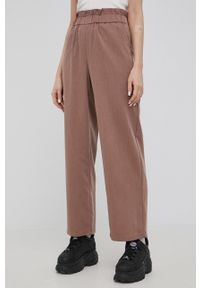 Noisy may - Noisy May spodnie damskie kolor brązowy proste high waist. Okazja: na co dzień. Stan: podwyższony. Kolor: brązowy. Materiał: tkanina. Styl: casual