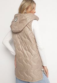 Born2be - Ciemnobeżowa Kamizelka Pikowana z Kapturem i Wsuwanymi Kieszeniami Ravloti. Okazja: na co dzień, do pracy, na spotkanie biznesowe. Typ kołnierza: kaptur. Kolor: beżowy. Styl: biznesowy, casual #2