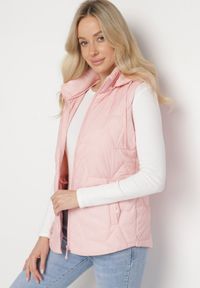 Born2be - Różowa Kamizelka z Geometrycznym Pikowaniem i Kapturem Koridi. Okazja: na spacer, na co dzień. Kolor: różowy. Materiał: jeans. Wzór: geometria. Styl: casual, klasyczny, sportowy #2