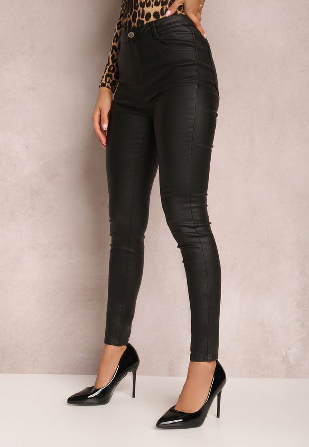 Renee - Czarne Spodnie Skinny Lyphara. Kolor: czarny. Materiał: materiał, skóra. Długość: długie. Wzór: aplikacja