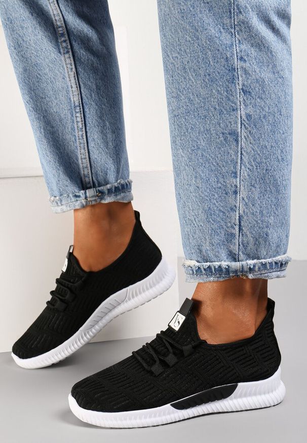 Renee - Czarne Buty Sportowe Pudina. Nosek buta: okrągły. Kolor: czarny. Materiał: materiał. Szerokość cholewki: normalna. Wzór: aplikacja. Sport: wspinaczka