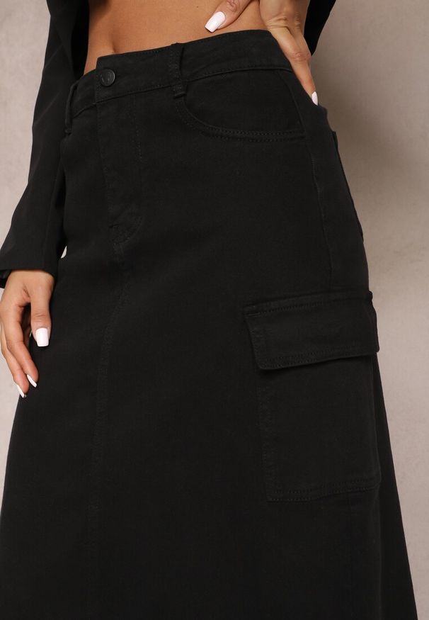 Renee - Czarna Spódnica Jeansowa Midi Typu Cargo z Kieszeniami Dyleta. Kolor: czarny. Materiał: jeans. Długość: długie