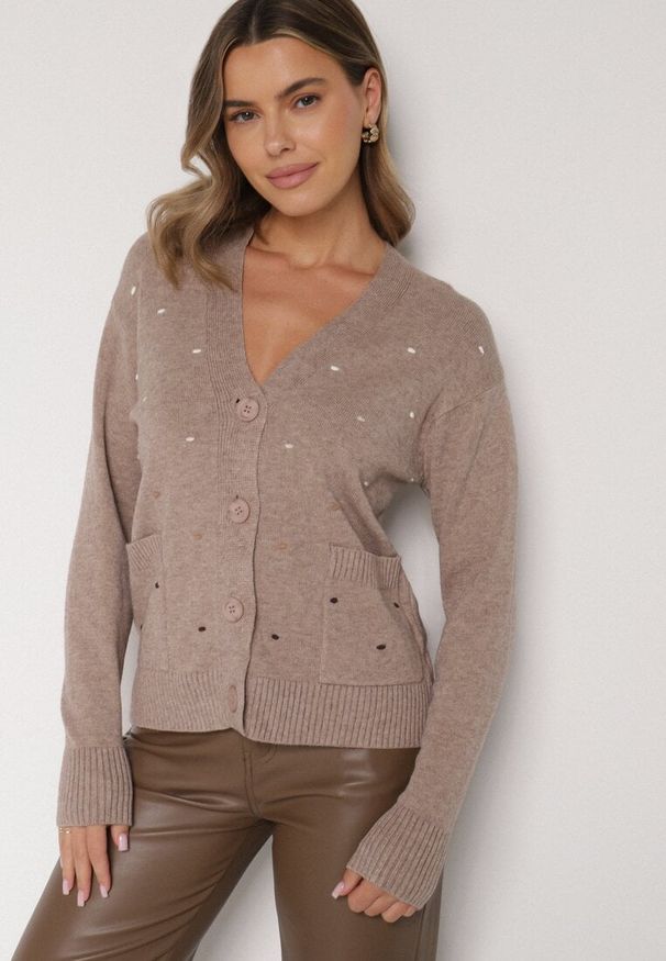 Born2be - Beżowy Rozpinany Kardigan w Kropki Tusvanea. Okazja: na co dzień. Kolor: beżowy. Materiał: jeans. Wzór: kropki. Styl: klasyczny, casual