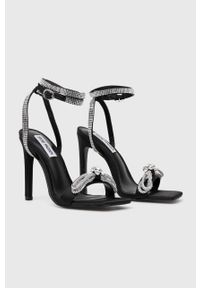 Steve Madden sandały Unleash kolor czarny SM11002333. Zapięcie: klamry. Kolor: czarny. Materiał: guma. Obcas: na obcasie. Wysokość obcasa: średni #2