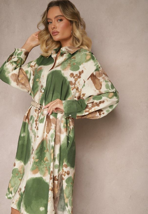 Renee - Zielona Wiskozowa Sukienka Oversize o Kroju Koszuli w Abstrakcyjny Print Gonnivae. Okazja: na co dzień. Typ kołnierza: kołnierzyk klasyczny. Kolor: zielony. Materiał: wiskoza. Długość rękawa: długi rękaw. Wzór: nadruk. Typ sukienki: koszulowe, oversize. Styl: klasyczny, casual, elegancki