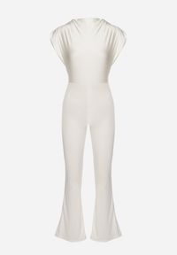 Born2be - Biały Kombinezon z Rozszerzanymi Nogawkami i Poduszkami w Ramionach Atearai. Okazja: na co dzień. Kolor: biały. Długość rękawa: krótki rękaw. Długość: krótkie. Styl: elegancki, casual #7