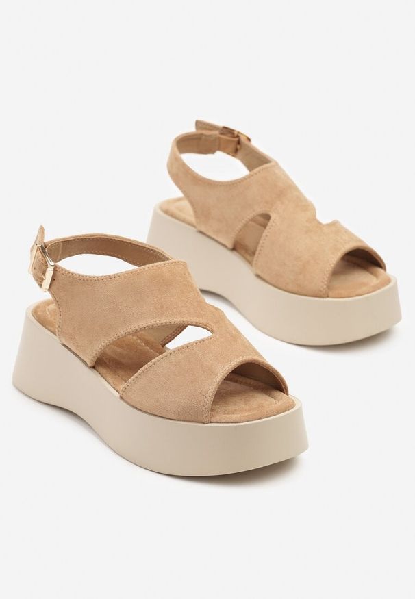 Born2be - Ciemnobeżowe Sandały na Grubej Podeszwie z Asymetrycznymi Wycięciami Kamilra. Okazja: na co dzień. Zapięcie: sprzączka. Kolor: beżowy. Sezon: lato. Styl: casual, elegancki