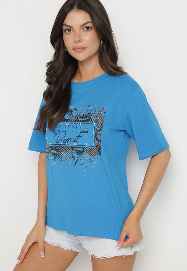 Born2be - Niebieski Bawełniany T-shirt Ozdobiony Nadrukiem Nartzedi. Okazja: na co dzień. Kolor: niebieski. Materiał: bawełna. Wzór: aplikacja, nadruk. Styl: casual