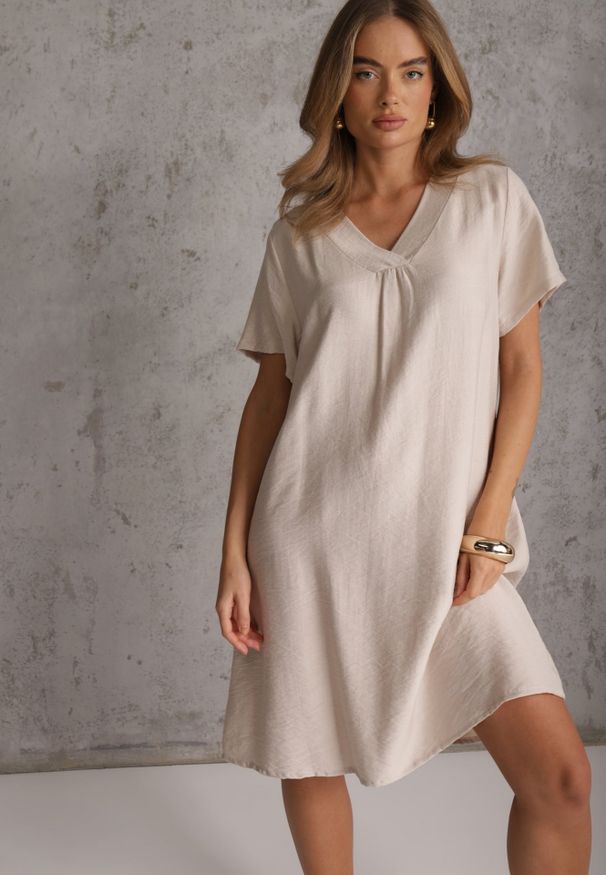 Renee - Beżowa Wiskozowa Sukienka Pudełkowa z Dekoltem w Serek Noludig. Typ kołnierza: dekolt w serek. Kolekcja: plus size. Kolor: beżowy. Materiał: wiskoza. Typ sukienki: dla puszystych
